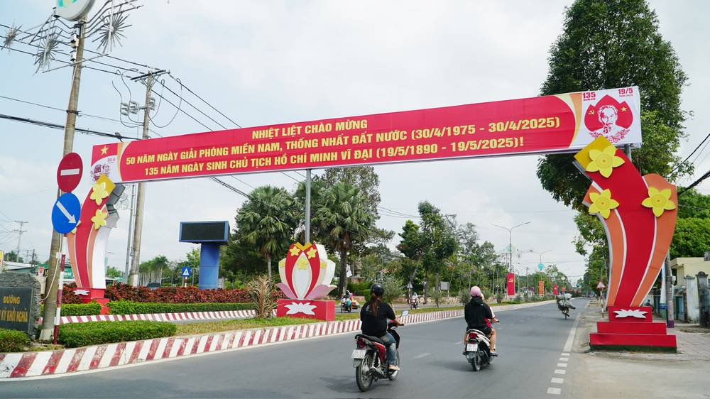 
Phát huy sức mạnh bài học đại đoàn kết, cấp ủy Đảng, chính quyền địa phương cùng Nhân dân chung sức đồng lòng xây dựng quê hương.