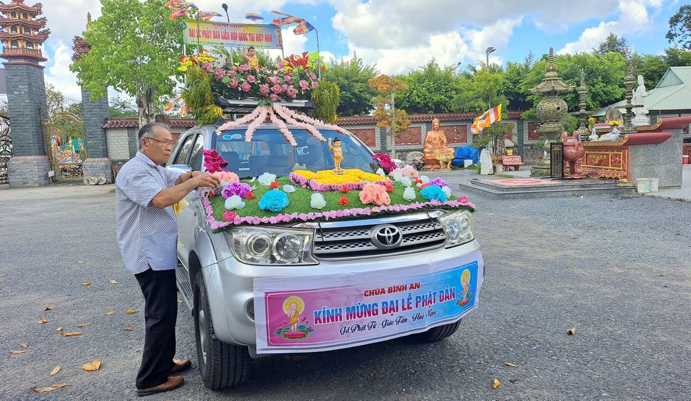 Các xe hoa diễu hành được trang trí rực rỡ sắc màu, đón mừng Đại lễ Phật đản.


