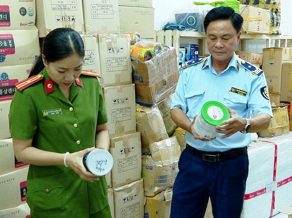Thời gian qua, lực lượng quản lý thị trường phối hợp với các cơ quan chức năng liên quan tăng cường kiểm soát, ngăn chặn, xử lý hành vi buôn lậu, gian lận thương mại và hàng giả. Ảnh: THẢO TIÊN