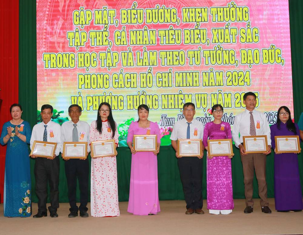 Huyện ủy Tam Bình khen thưởng cho các cá nhân tiêu biểu trong học tập và làm theo Bác chuyên đề năm 2024

