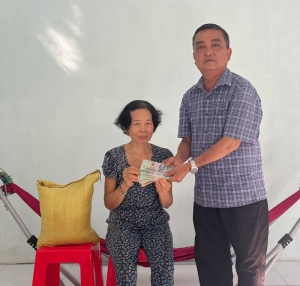 Trao tiền bạn đọc giúp bà Nguyễn Thị Tuyết Mai