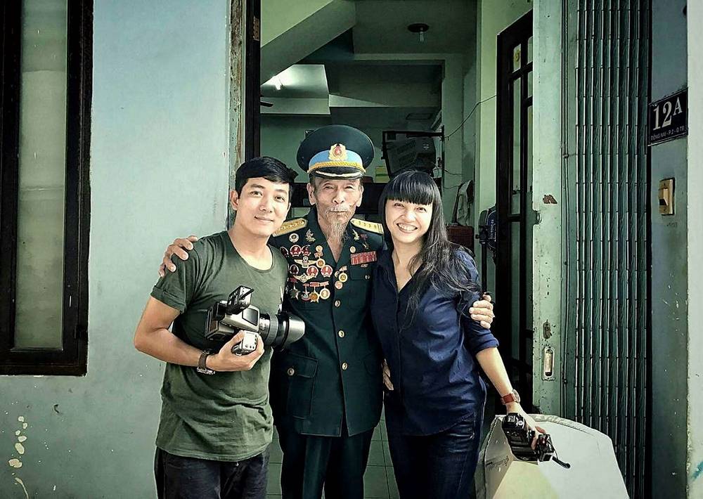 Tác giả Từ Phương Thảo và Ngô Nhật Hoàng chụp ảnh cùng Anh hùng Lực lượng vũ trang nhân dân Nguyễn Văn Bảy, năm 2016.