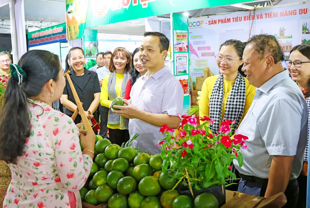 Bí thư Tỉnh ủy- Trần Tiến Dũng tham quan các gian hàng sản phẩm đặc trưng của tỉnh tại Hội chợ Xúc tiến thương mại, sản phẩm OCOP và đặc sản vùng miền tỉnh Vĩnh Long năm 2025. 
