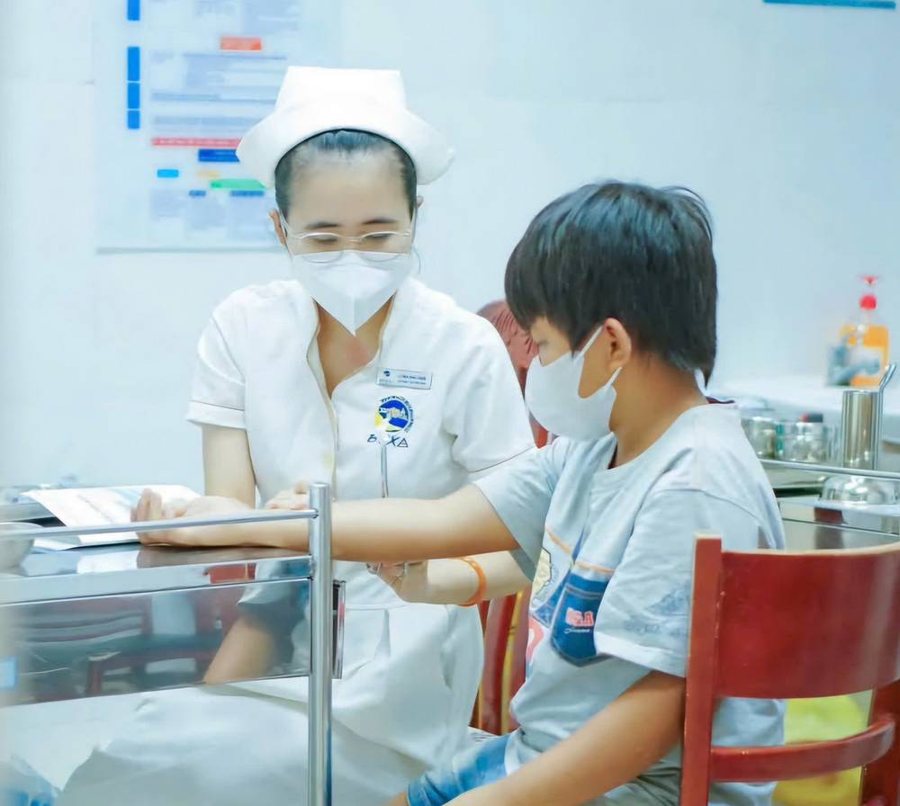 Phụ huynh nên đưa con đi tiêm vaccine phòng viêm màng não mô cầu là phương pháp tiết kiệm, hiệu quả được các tổ chức y tế khuyến cáo.

