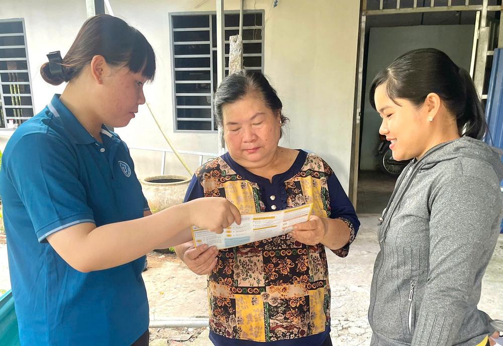 Nhân viên BHXH tỉnh tuyên truyền, vận động người dân tham gia BHXH tự nguyện.