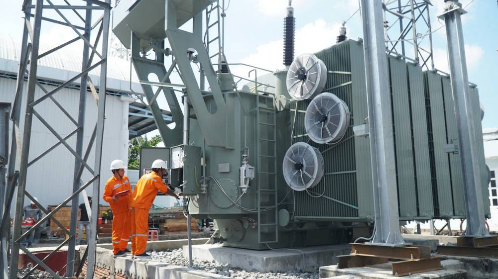 Công nhân Điện lực Vĩnh Long kiểm tra trước khi đóng điện  trạm biến áp 110kV Vĩnh Long.