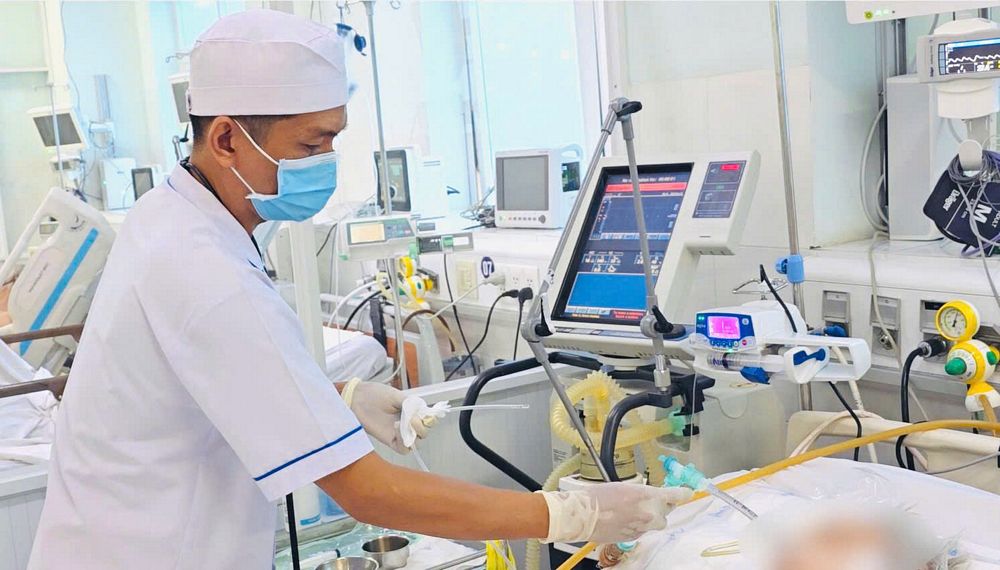Ngoài nhiệm vụ chuyên môn điều dưỡng như nhau, đặc thù ở Khoa Hồi sức tích cực chống độc còn là việc chăm sóc người bệnh như người nhà của mình.

