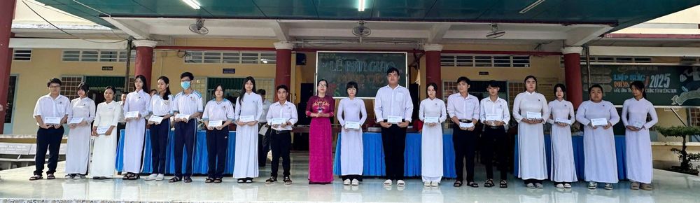 Học sinh khó khăn Trường THPT Trà Ôn được tiếp sức mùa thi.
