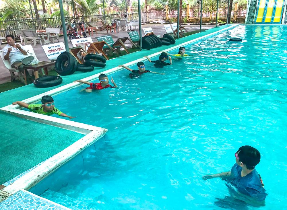 Trẻ em tập luyện bơi tại hồ bơi tư nhân.

