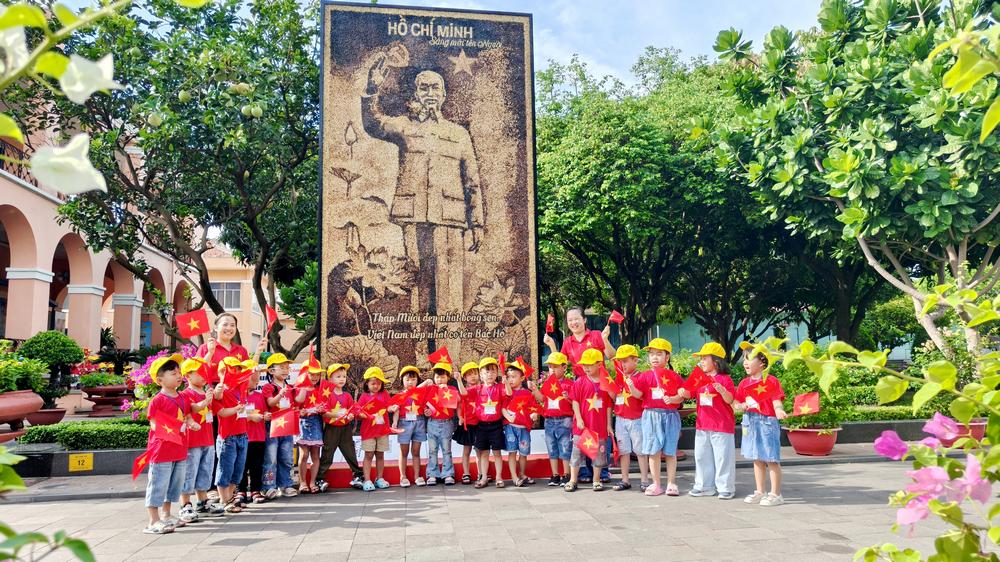 Nhiều bạn trẻ thích thú chụp ảnh lưu niệm bên bức tranh Bác Hồ bằng hạt sen được trưng bày trong khuôn viên Bảo tàng Hồ Chí Minh chi nhánh TP Hồ Chí Minh.

