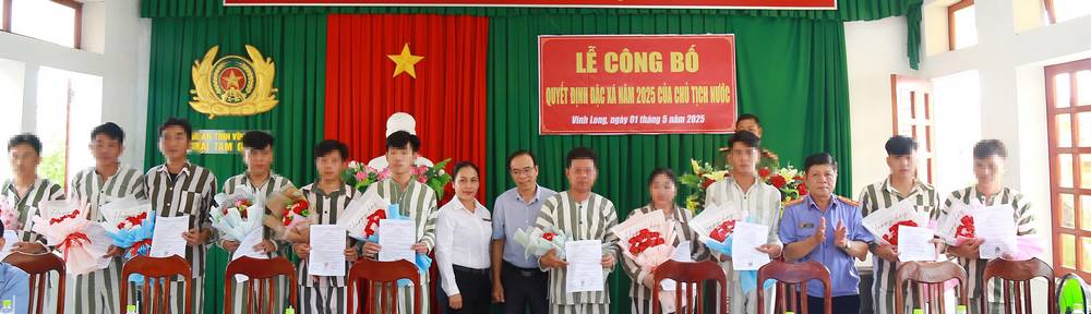 Vĩnh Long có 11 phạm nhân được đặc xá nhân dịp kỷ niệm 50 năm ngày Giải phóng miền Nam, thống nhất đất nước. Trong ảnh: Đại diện HĐND tỉnh và các cơ quan tư pháp tặng hoa chúc mừng các phạm nhân được đặc xá.