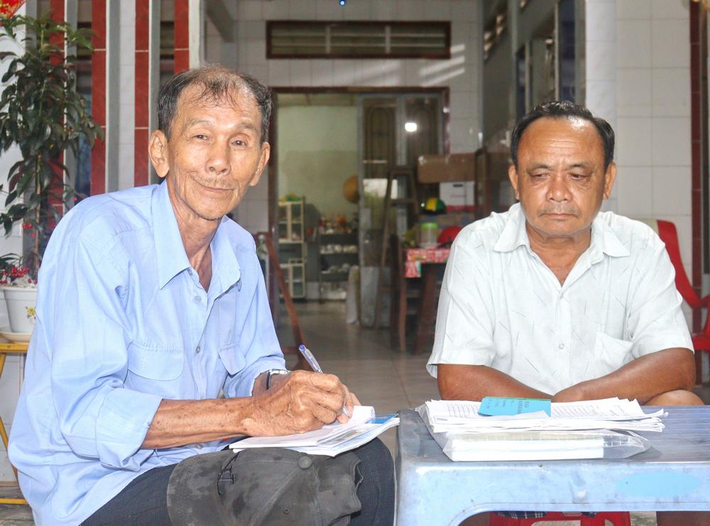 Ông Ngũ Văn Quang (bên trái) nguyện với lòng “còn sức khỏe sẽ còn vì dân mà góp công, góp sức”. 
