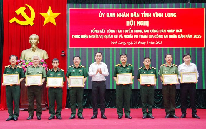 Ông Lữ Quang Ngời- Phó Bí thư Tỉnh ủy, Chủ tịch UBND tỉnh, Chủ tịch Hội đồng Nghĩa vụ quân sự tỉnh, trao khen thưởng các tập thể có thành tích xuất sắc trong công tác tuyển chọn, gọi công dân nhập ngũ năm 2025.