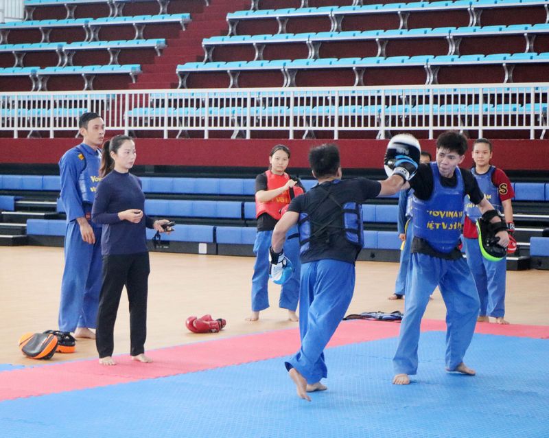 Các VĐV vovinam Vĩnh Long nỗ lực tập luyện dưới sự chỉ đạo của HLV trưởng ĐT vovinam tỉnh- Trần Thị Thanh Chúc, hướng đến thành tích tốt tại giải đấu trên sân nhà.