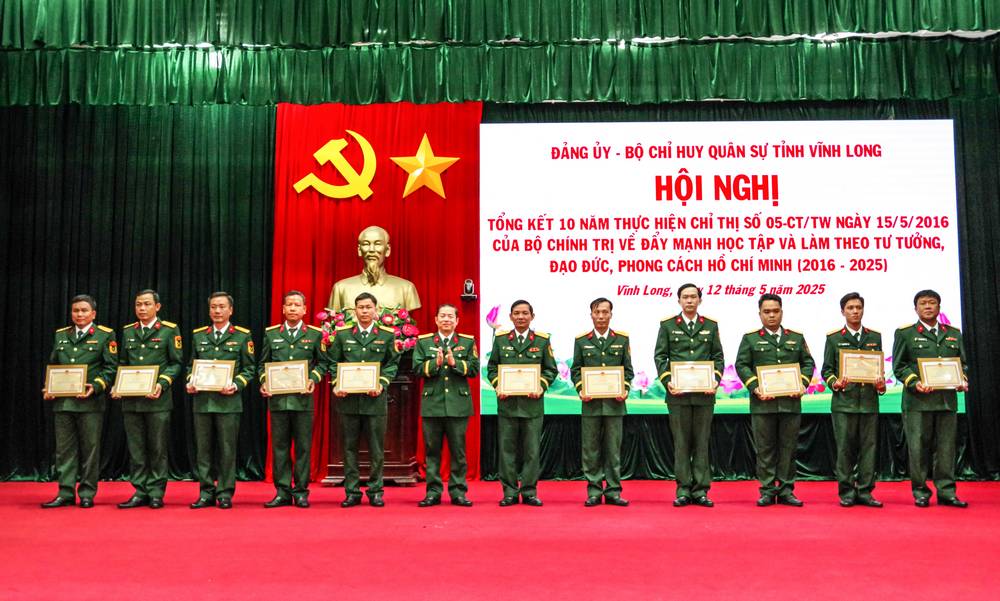 Đại tá Trần Minh Trang- Ủy viên Ban Thường vụ Tỉnh ủy, Phó Bí thư Đảng ủy Quân sự, Chỉ huy trưởng Bộ Chỉ huy Quân sự tỉnh, khen thưởng cho các tập thể có thành tích xuất sắc trong thực hiện Chỉ thị số 05 giai đoạn 2016-2025.