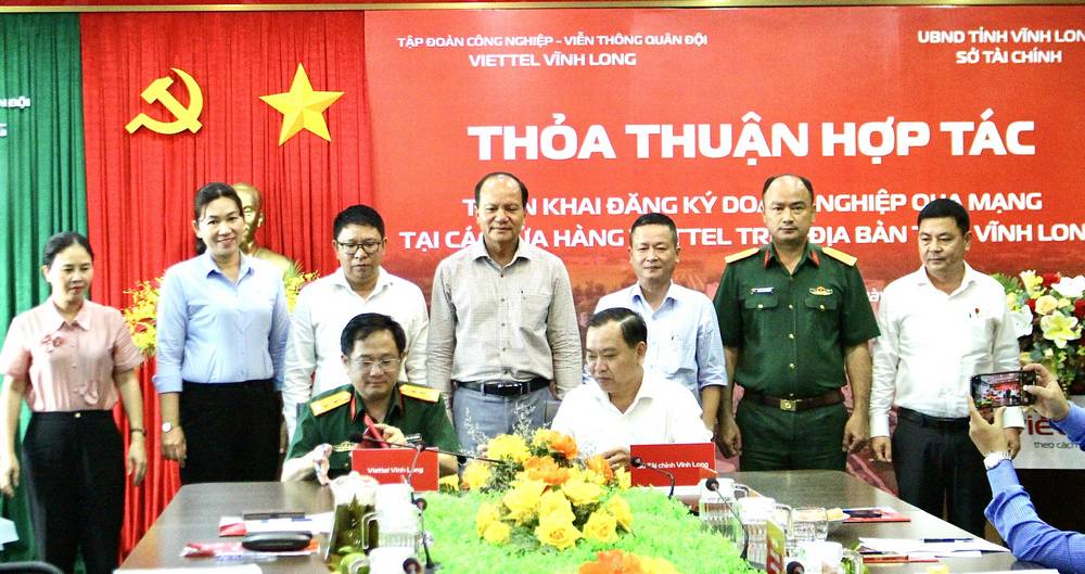 Lãnh đạo Sở Tài chính và Viettel Vĩnh Long ký thỏa thuận hợp tác triển khai đăng ký doanh nghiệp qua mạng.
