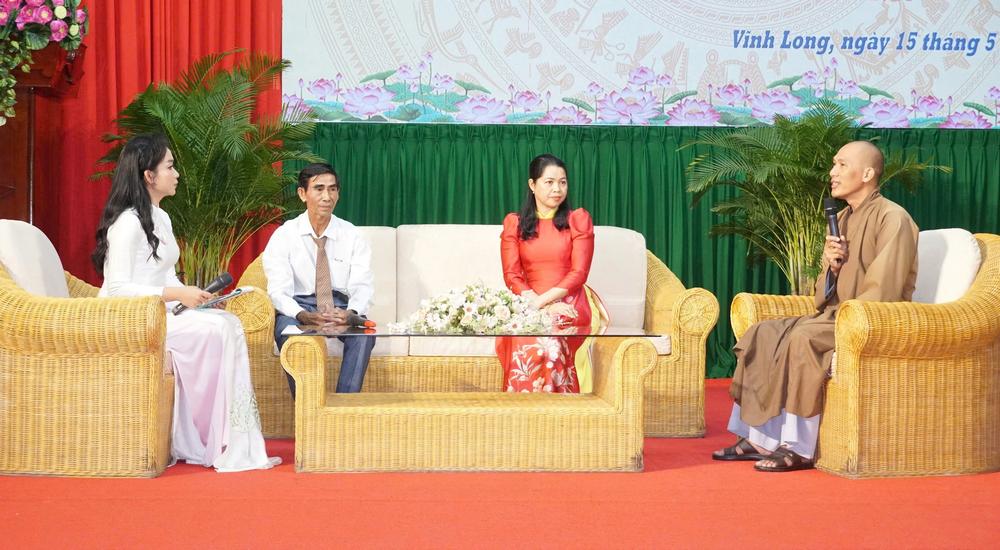 Đại đức Thích Thiện Tường (bìa phải) mong muốn mọi người cùng nhau lan tỏa những giá trị tốt đẹp trong cuộc sống. 
