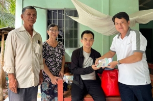 Trao tiền bạn đọc giúp em Lê Minh Luân