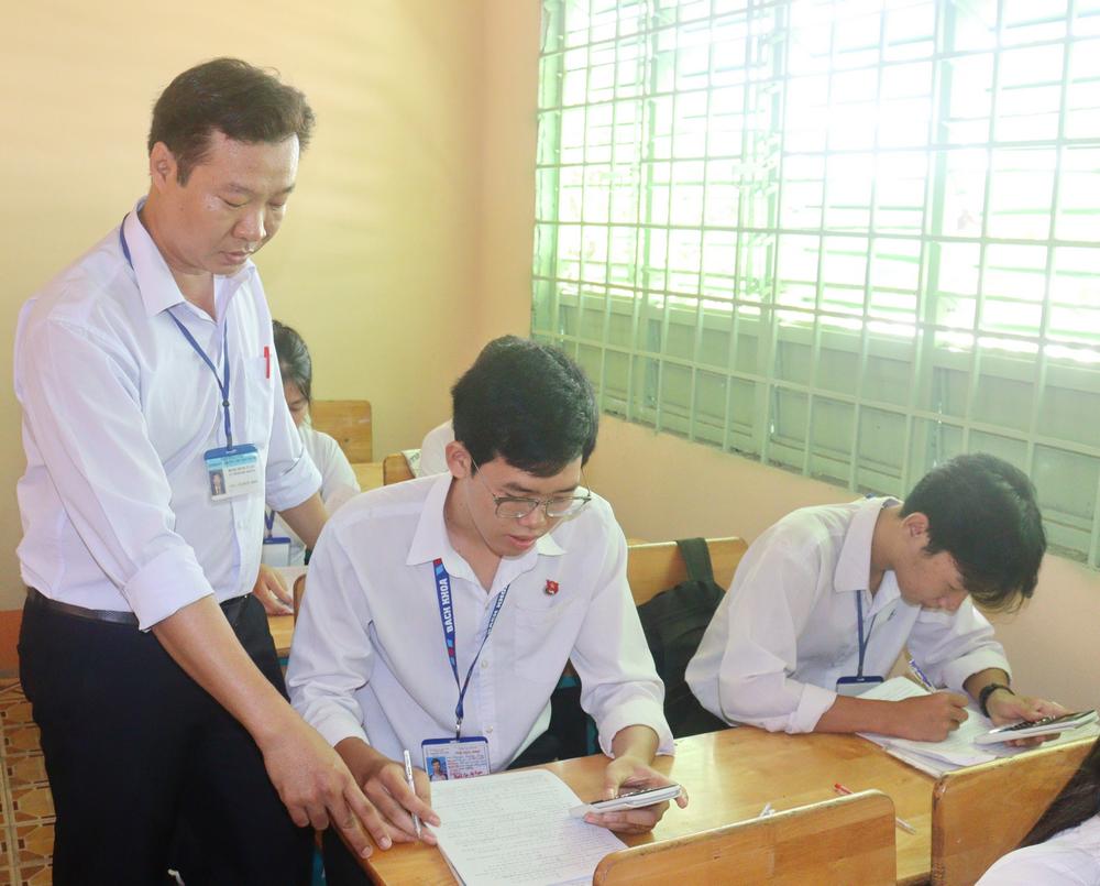 Bạn Nguyễn Trường Duy (ngồi giữa) học Bác từ chính những việc gần gũi trong cuộc sống hàng.
