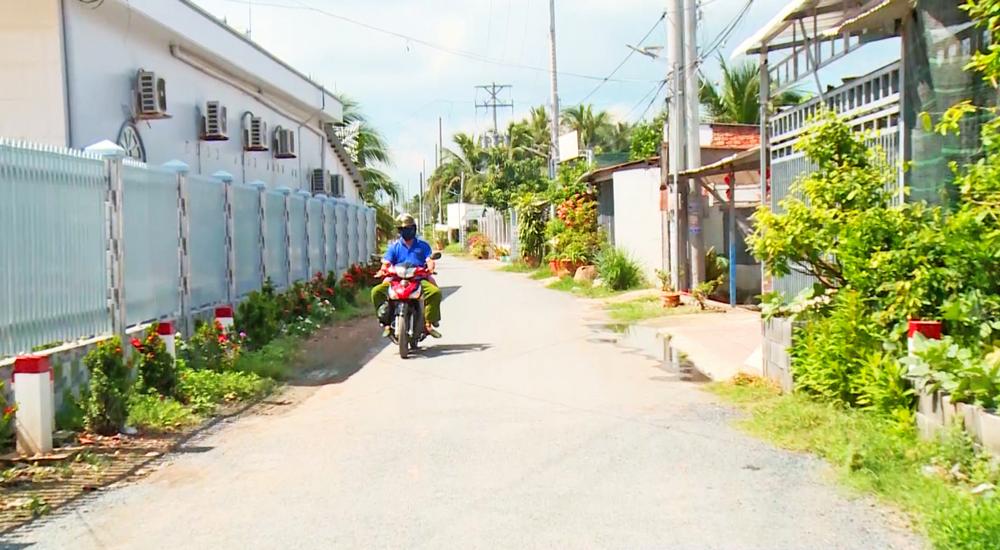 Hệ thống hạ tầng giao thông được đầu tư ngày càng hoàn thiện, tạo điều kiện thuận lợi cho người dân đi lại, vận chuyển hàng hóa.

