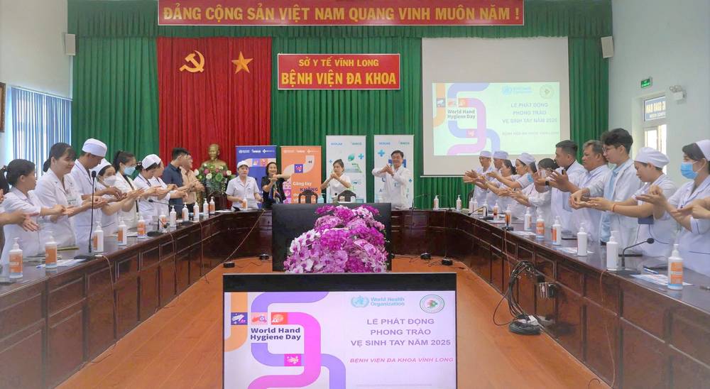 BVĐK Vĩnh Long kêu gọi toàn thể nhân viên y tế, người bệnh và người nhà người bệnh cùng nâng cao nhận thức và thực hành vệ sinh tay đúng cách, đúng thời điểm. 

