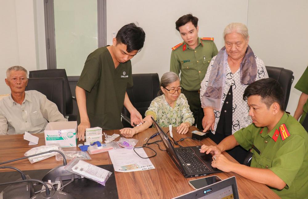 Cảnh sát Quản lý hành chính về trật tự xã hội và các đơn vị có liên quan tiến hành thu mẫu sinh phẩm để xét nghiệm ADN.