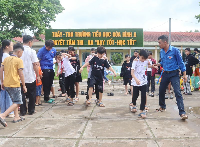 Phát huy tinh thần tập thể trong trò chơi chiếc dép thần kỳ.
