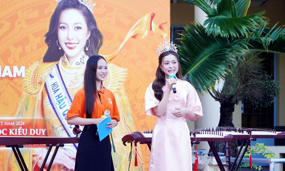 Dịp này các em học sinh còn được giao lưu cùng Hoa hậu Quốc gia Việt Nam Nguyễn Ngọc Kiều Duy.

