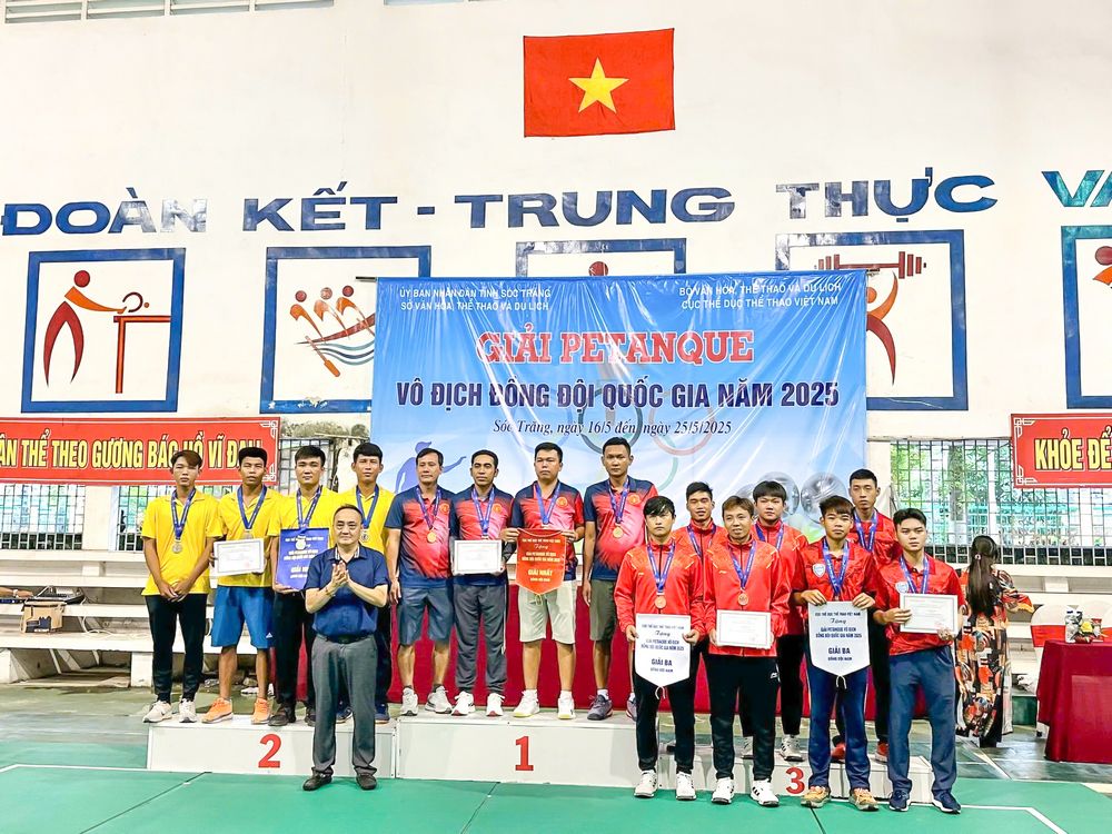 
Các VĐV bi sắt Vĩnh Long trên bục nhận HCB nội dung đồng đội nam 4 người.