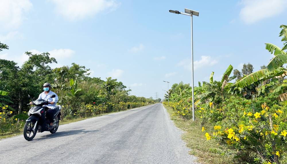 
Hệ thống giao thông, đèn điện thắp sáng được đầu tư ngày càng hoàn thiện, tạo thuận lợi cho người dân đi lại, vận chuyển hàng hóa.

