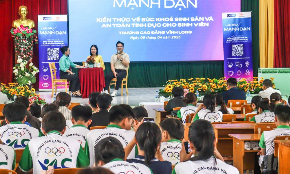Bạn trẻ tham gia chương trình truyền thông nâng cao kiến thức về sức khỏe sinh sản và an toàn tình dục.

