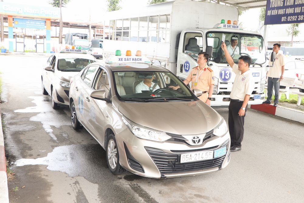 Các học viên thực hiện bài thi thực hành kỹ năng lái xe trong sa hình.