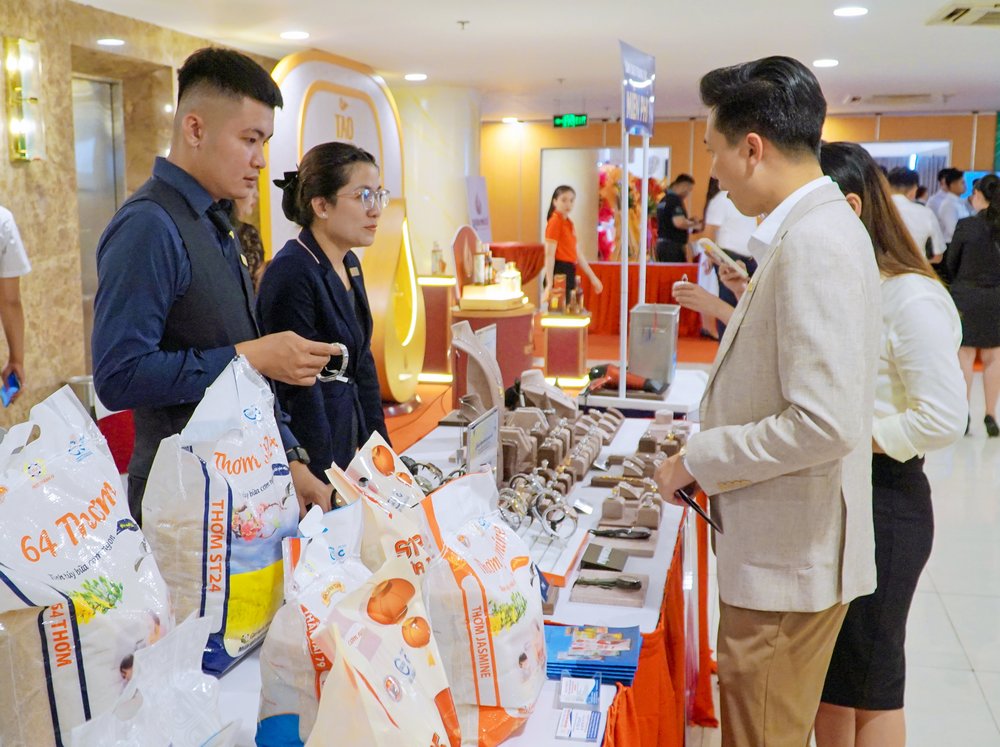 Các doanh nghiệp tham gia trưng bày sản phẩm, tìm kiếm cơ hội hợp tác.
