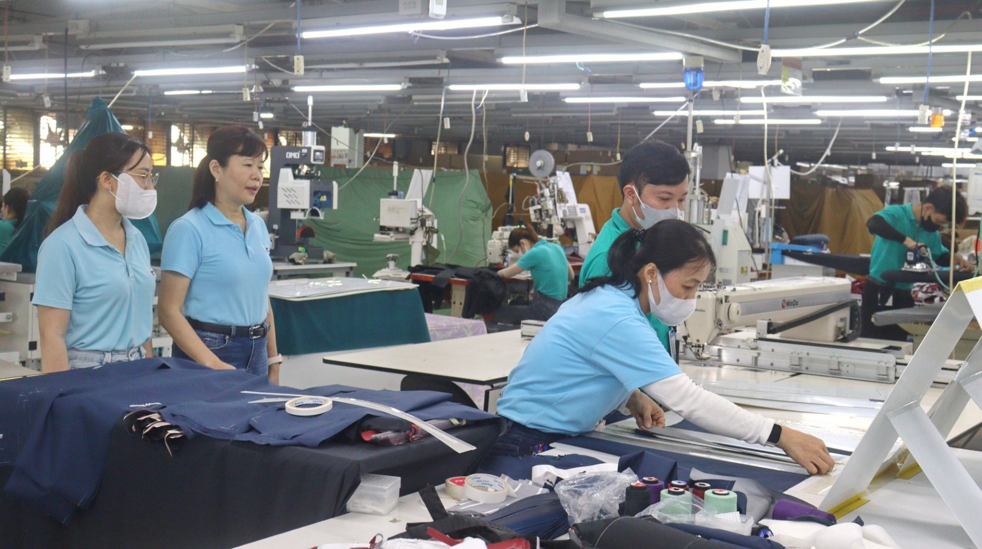 Công nhân Công ty CP Dệt may- Đầu tư- Thương mại Thành Công chi nhánh Vĩnh Long lao động hiệu quả, năng suất cao.
