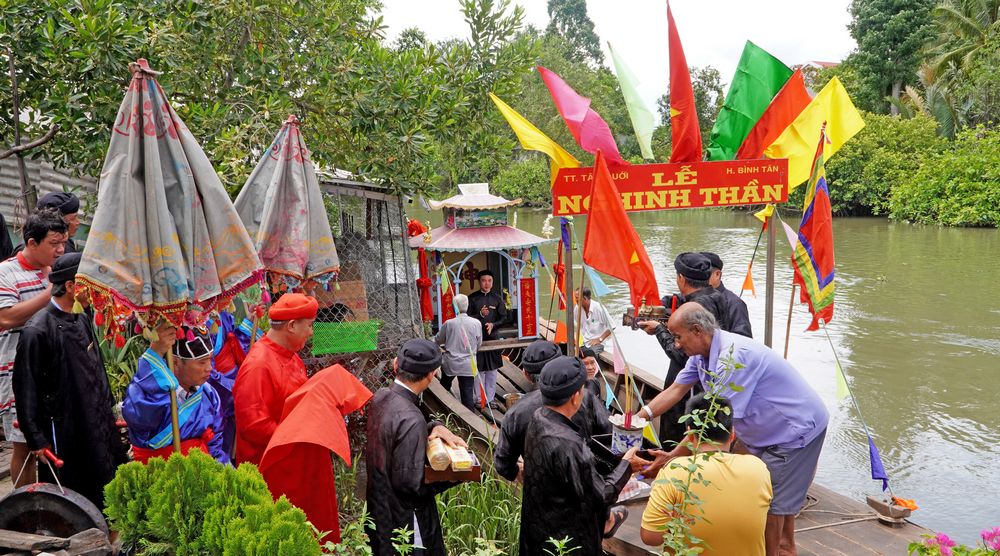 Phong tục rước sắc thần bằng ghe được duy trì cho đến ngày nay.
