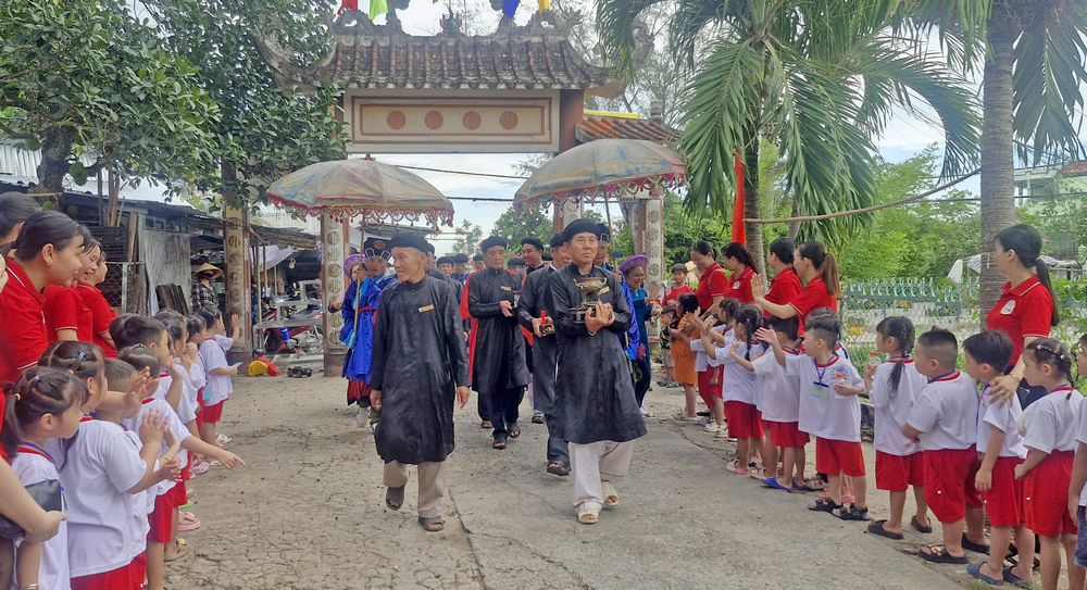 Nhiều trường học trong khu vực thường tổ chức các chuyến tham quan thực tế tại đình nhằm gieo mầm kết nối, giữ gìn văn hóa truyền thống cho các em học sinh.


