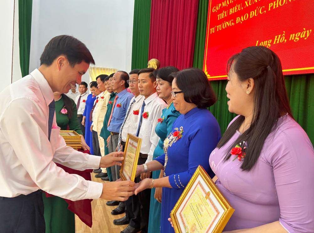 Ông Trần Ngọc Bá Nhân- Tỉnh ủy viên, Bí thư Huyện ủy Long Hồ, trao giấy khen cho các điển hình xuất sắc học tập và làm theo Bác.

