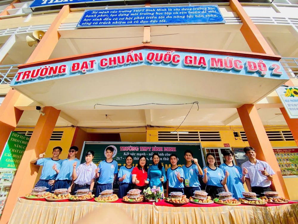 Học sinh lớp 12 Trường THPT Bình Minh với những bữa tiếp sức ôn thi nhẹ nhàng nhưng ấm áp tình thầy trò.
