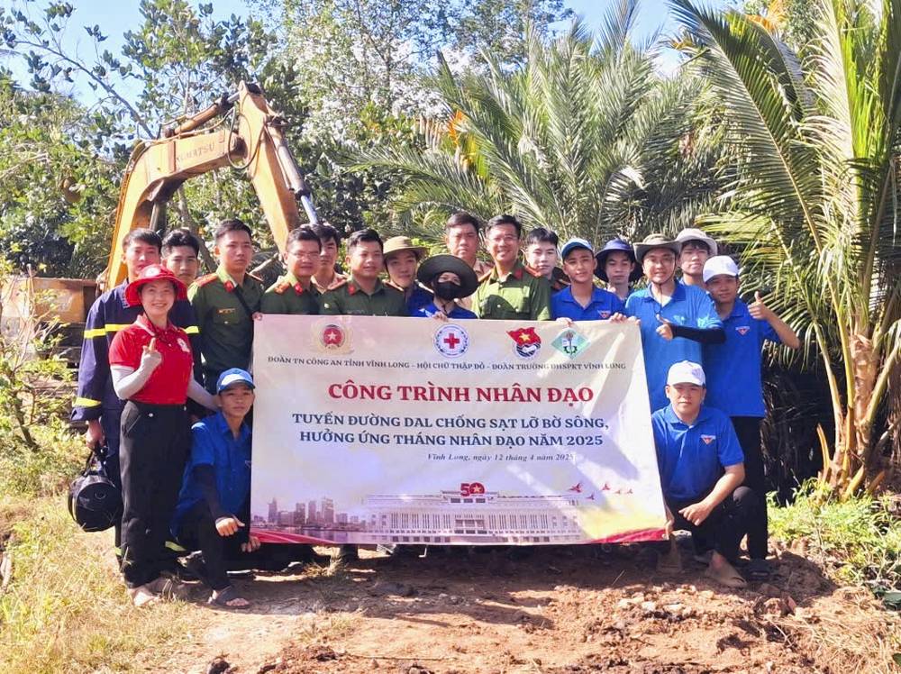 Khởi công công trình đường đan chống sạt lở bờ sông ở xã Quới Thiện, huyện Vũng Liêm. 
