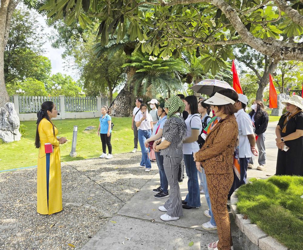 Du khách đến thăm Khu lưu niệm Thủ tướng Chính phủ Võ Văn Kiệt.
