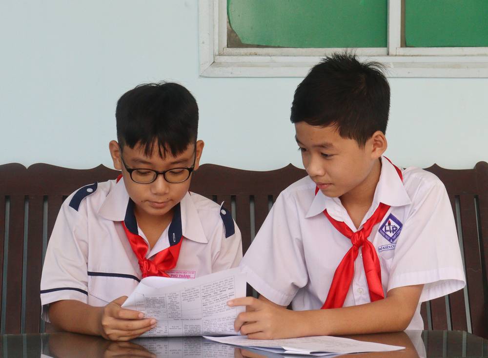 Em Đỗ Kiên Cường (ngồi bên phải) gương sáng trong học tập, làm việc tốt