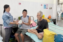 Trao tiền bạn đọc giúp anh Nguyễn Trường Sơn