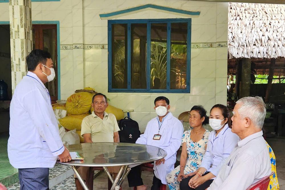 Nhân viên y tế tuyên truyền phòng bệnh truyền nhiễm cho bà con dân tộc Khmer ở xã Trà Côn, huyện Trà Ôn.

