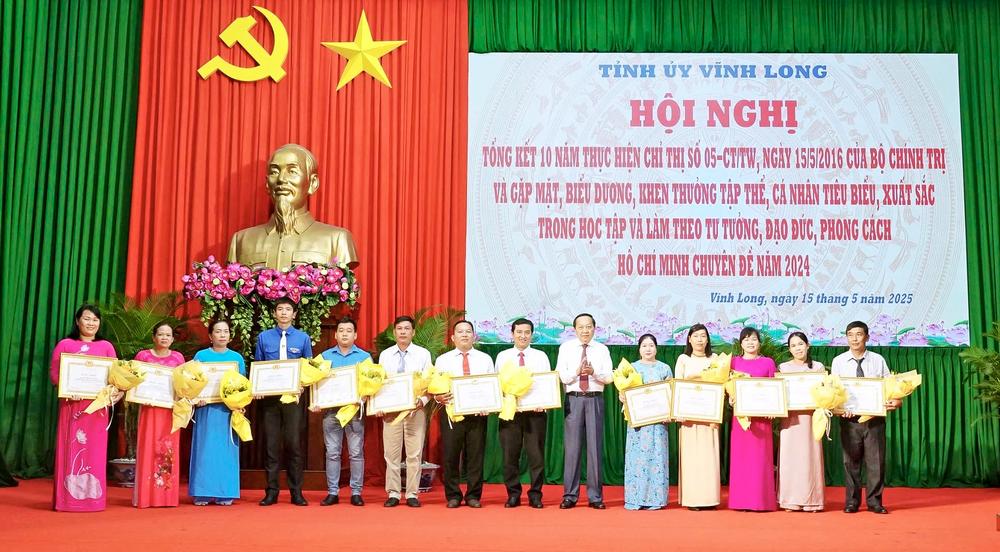 Tỉnh ủy Vĩnh Long biểu dương, khen thưởng các gương điển hình học tập, làm theo Bác.
