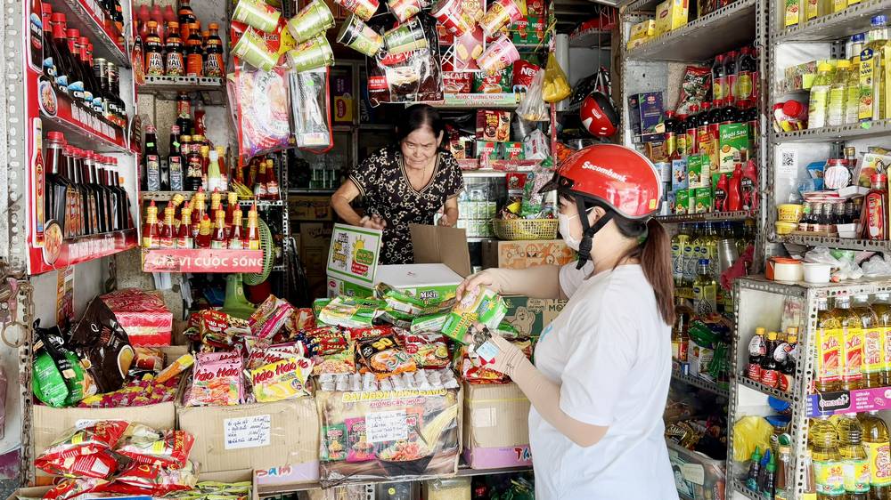 Nhiều tiệm tạp hóa đã cải tiến cả hình thức lẫn cách phục vụ.