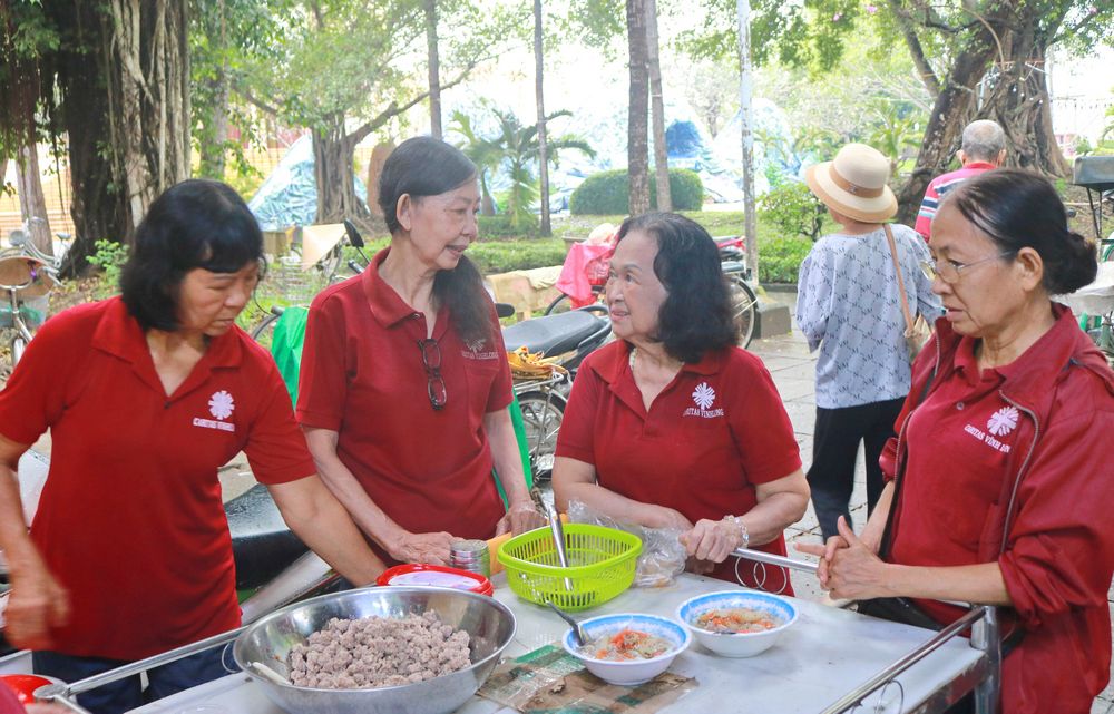 Bếp ăn miễn phí lan tỏa yêu thương của bà con giáo dân tại nhà thờ Chánh tòa (TP Vĩnh Long).
