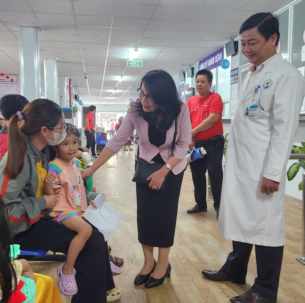 Giám đốc Sở Y tế- Hồ Thị Thu Hằng thăm hỏi sức khỏe trẻ đến tầm soát bệnh tim bẩm sinh.