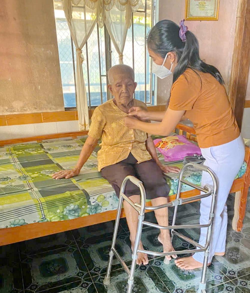 BS.CK1 Thạch Thị Quanh Tha- phụ trách Trạm Y tế xã Loan Mỹ, huyện Tam Bình khám sức khỏe tại nhà cho người cao tuổi đồng bào Khmer.