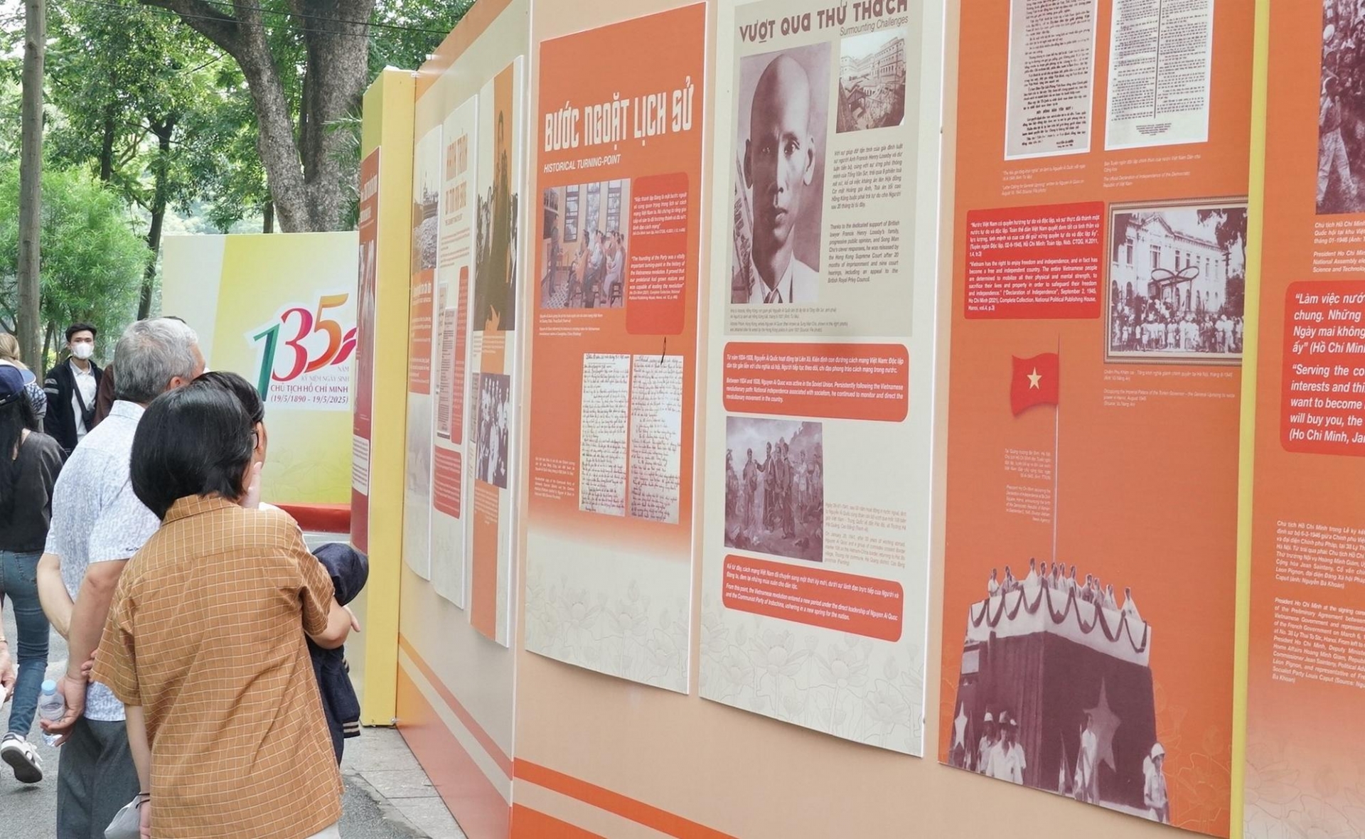 Tại Khu Di tích Chủ tịch Hồ Chí Minh đã tổ chức triển lãm “Chủ tịch Hồ Chí Minh - Tinh hoa dân tộc, tầm vóc thời đại”; trưng bày gần 300 hình ảnh tư liệu quý giá, khắc họa chân dung Người. Đồng thời, Khu Di tích còn giới thiệu phòng hiện vật, ra mắt ấn phẩm 135 năm chuyện kể về Bác Hồ và phòng trưng bày sách về Chủ tịch Hồ Chí Minh.