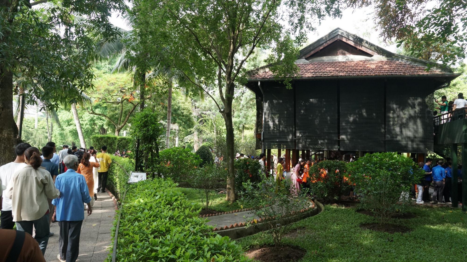 Nhiều người đến tham quan Phủ Chủ tịch, nhà sàn, nhà 67, ao cá Bác Hồ; và Bảo tàng Hồ Chí Minh.